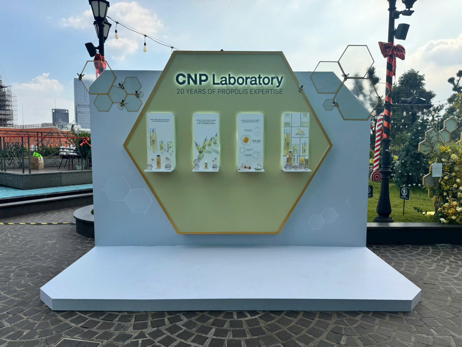 Booth trưng bày sản phẩm CNP laboratory